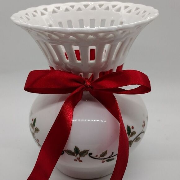 Mikasa Holiday Lace Vase - Picture 1 of 6